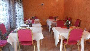 KobokoRock Shadow Hotel的一张桌子,放在一个配有粉红色椅子的房间