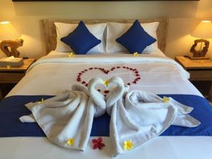 乌布Cahaya Guest House的一张带两个天鹅的毛巾床