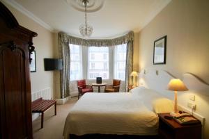 克利夫登弗利斯酒店的酒店客房设有床和客厅。
