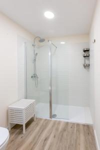 贝坦索斯MIRADOR DE LA MURALLA的带淋浴和卫生间的白色浴室