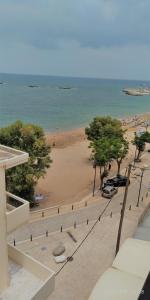 干尼亚颇斯多尼欧酒店的从大楼欣赏海滩美景