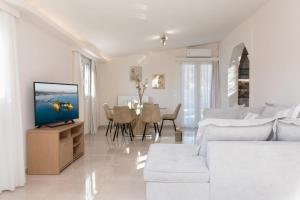 卡拉马孔Michaelo Villa - Affordable Luxury!的白色的客厅配有白色的沙发和电视