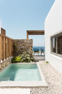 圣斯特凡诺斯Mykonos Soul Luxury Suites的一座房子后院的游泳池