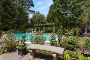 纳帕纳帕谷烛光酒店的游泳池旁花园的长凳