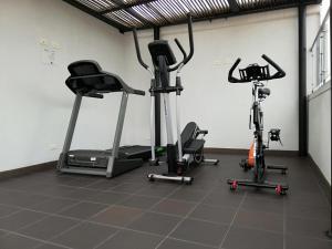 恩维加多Arame Hotel的健身房,室内有3辆健身自行车