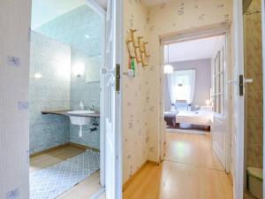 杜什尼基-兹德鲁伊穆索酒店的带淋浴、盥洗盆和镜子的浴室