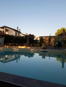 FilandariBorgo Nicoletta Case per le vacanze的一座房子前面的蓝色海水游泳池