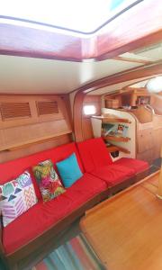 圣安娜Bateau Kyma的船尾的红色沙发
