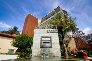 芭东海滩Ramaburin Resort Patong - SHA Extra Plus的一座建筑前有喷泉的酒店