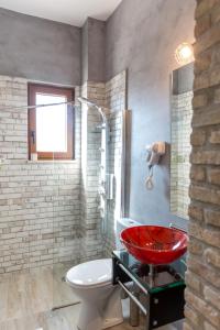 ThrónosAravanes的一间带红色盥洗盆和卫生间的浴室