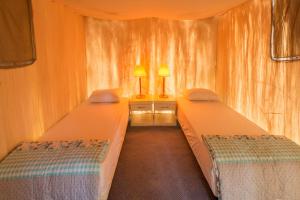 契拉勒秘密花园酒店和别墅的配有两盏灯的小房间内的两张床