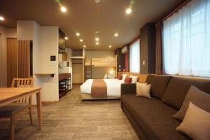 东京WIRES HOTEL James zaka的酒店客房,配有床和沙发