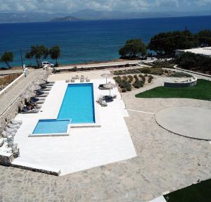 安倍拉斯Ambelas Mare Apartments的享有游泳池和海洋的空中景致
