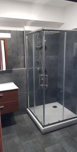 希欧福克GalériusPrémium6的浴室里设有玻璃门淋浴