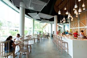 芭东海滩Ramaburin Resort Patong - SHA Extra Plus的一间有座位的餐厅和一间酒吧