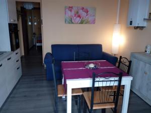 特雷莫西内Appartamento Flora的客厅配有桌子和蓝色沙发