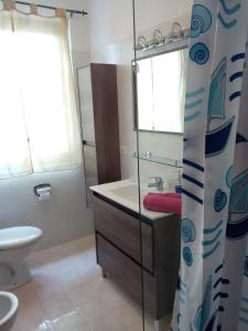 特雷莫西内Appartamento Flora的一间带水槽和卫生间的浴室