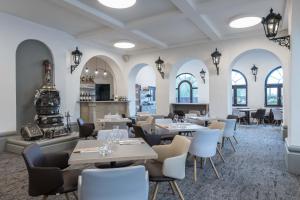 什平德莱鲁夫姆林普拉哈酒店的用餐室设有桌椅和窗户。