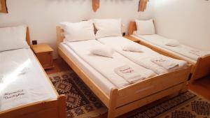 科伦德Hazanéző Panzió的配有2张床的带白色床单和枕头的客房