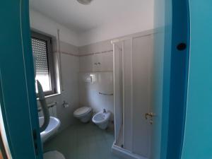 圣乔瓦尼·罗通多Hotel Pegaso的一间带卫生间和水槽的浴室