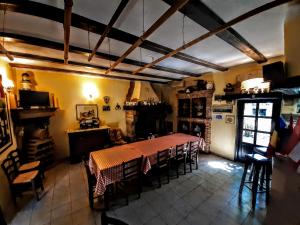 波雷奇Viva Molindrio的一间用餐室,在房间内配有桌椅