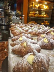 热那亚甘智亚娜酒店的面包店上展示的一大堆糕点