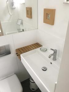 科隆bel xanto的白色的浴室设有水槽和卫生间。