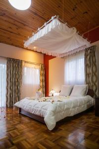AndasibeAndasibe Lemurs Lodge的窗户客房内的一张大白色床