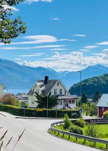 斯特兰达Fjord View Apartment的山地街道上的房屋