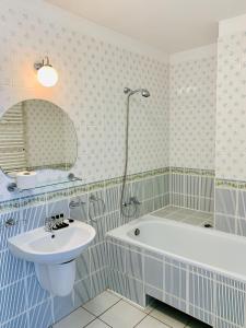尤斯托尼莫斯基Azalia的带浴缸、水槽和浴缸的浴室