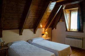 维耶拉阿尔巴雷斯酒店的配有木天花板的客房设有两张床。