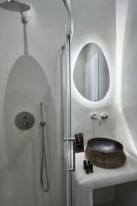 米克诺斯城Galation的一间带水槽和镜子的浴室