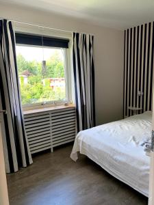 卡尔斯塔德2 rum och kök på Färjestad的一间卧室设有一张床和一个大窗户