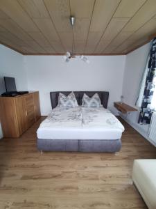 格明德Ferienwohnung Solebad的一间卧室配有一张床,铺有木地板