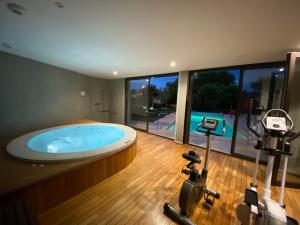 迪拉斯公爵酒店的健身房设有大型按摩浴缸和健身器材