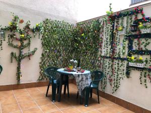 巴达洛纳BADAROSA House10min to BARCELONA City&NearTo BEACH的墙上挂着植物的桌子