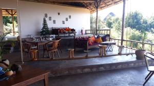 BiserukaKikonko Lodge的庭院内的餐厅,配有桌椅