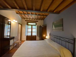 帕西亚诺特努塔巴迪亚99号酒店的一间卧室设有一张带木制天花板的大床