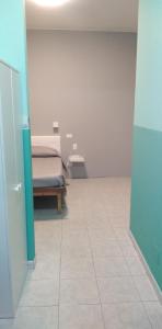 迪亚诺马里纳Albergo Jolanda的卧室配有1张床,铺有瓷砖地板。