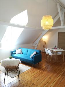 迪耶普Villa Carlotta - Sea resort的客厅配有蓝色的沙发和桌子