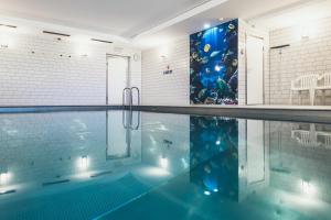 Königswiesen卡林格豪斯旅馆的一个带瓷砖墙的房间的游泳池