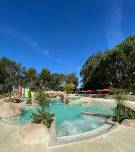 AregnoLe Camping de la Plage的度假村内带水滑梯的游泳池