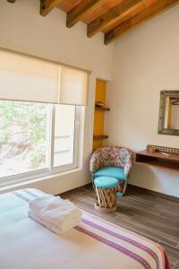 瓜纳华托La Cañada的客房设有床、椅子和窗户。