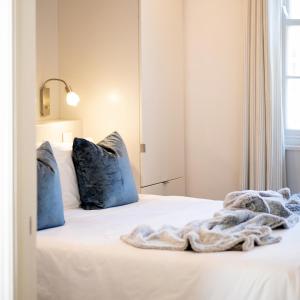 开普敦Purple House Accommodations的一张带蓝色枕头的床和一张毯子