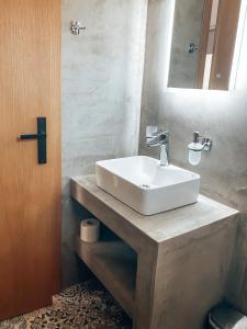 埃拉福尼西岛Elafonisi Rooms For Rent的浴室设有白色水槽和镜子