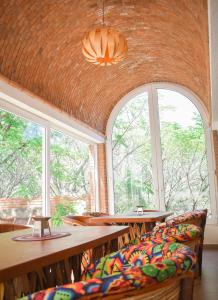 瓜纳华托La Cañada的一间设有两张桌子和两把椅子的房间,窗户