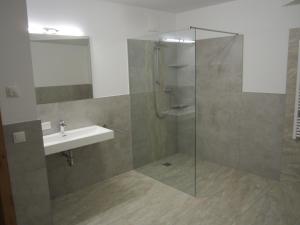 瓦格赖恩Appartementhaus Gretzel的带淋浴和盥洗盆的浴室