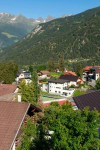 拉迪斯Haus Helvetia的享有以山脉为背景的小镇美景。