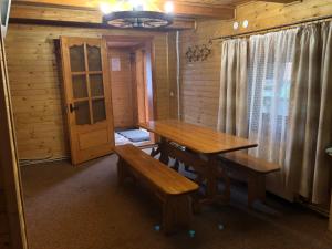 沃罗赫塔Skarbivka的小屋内带桌子和长凳的用餐室
