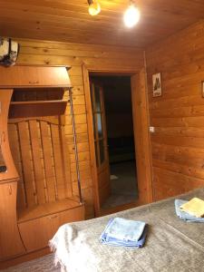 沃罗赫塔Skarbivka的小木屋内一间卧室(带双层床)